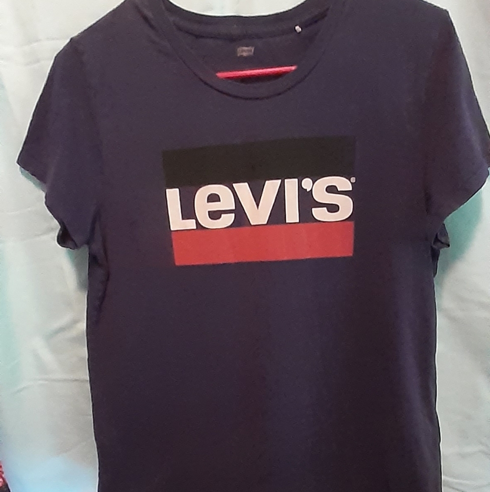navy blue Levi's t-shirt